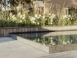 Überlaufbecken mit schöner blühender Gartenanlage