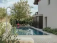 Natursteinpool mit schöner Gartenanlage