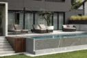 Infinitybecken mit Terrasse und Liegeloungen