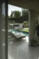 Blick auf die Terrasse mit einem Infinitybecken