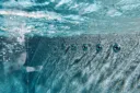 Unterwasserbild von Massagedüsen in einem Becken aus massiven Naturstein