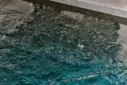 Indoorpool mit Massagedüse und Wellenbewegung