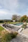 Pool mit Gartenanlage und Sitzlounge