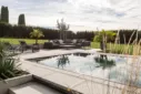 Pool mit Gartenanlage und Sitzlounge