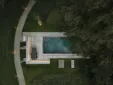 Ein Pool bei Dämmerung mit Blick von oben