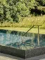 Pool aus massiven Granit mit eleganten Geländer