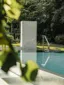 Outdoordusche aus massiven Naturstein