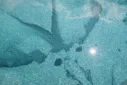 Großflächige Einschlüsse eines Natursteinpools