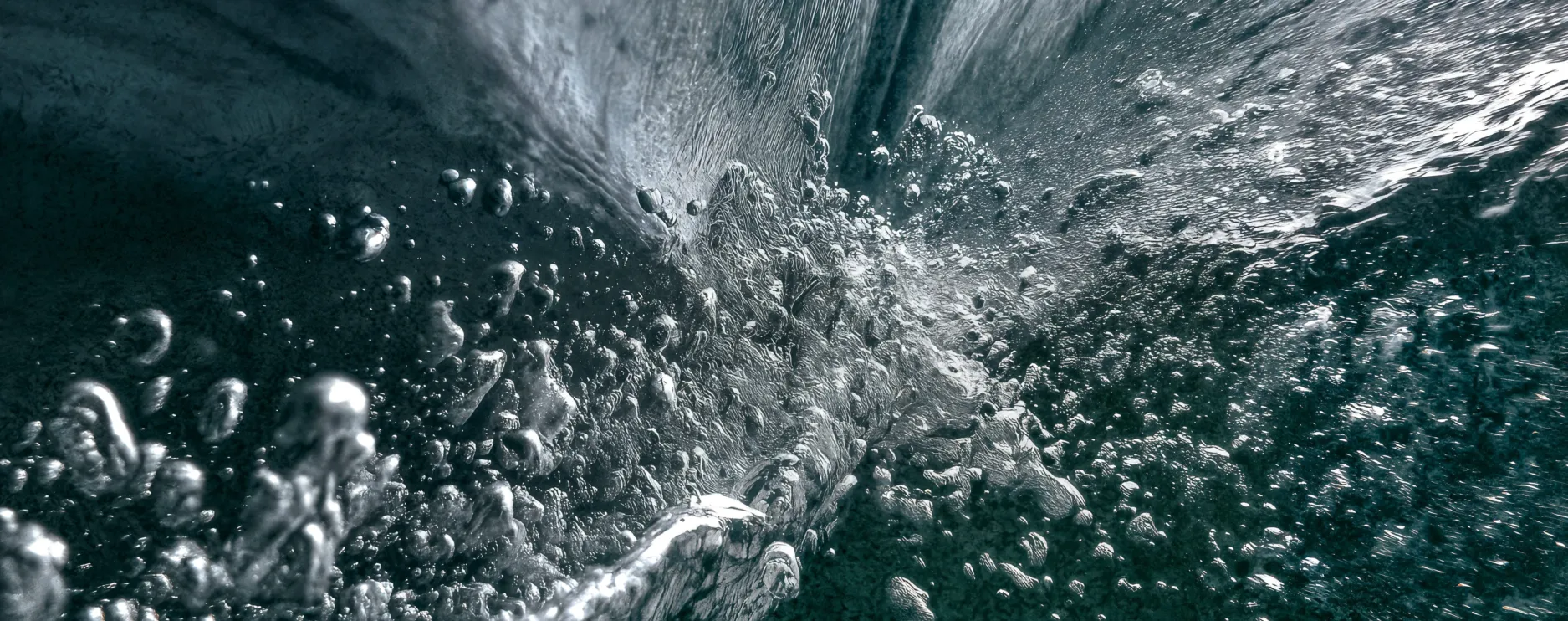 Unterwasserbild von einer Gegenstromanlage in einem Kusserpool
