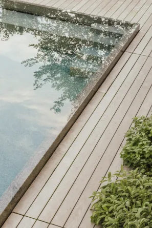 Schwimmbecken mit Überlauf und einer Holzterasse