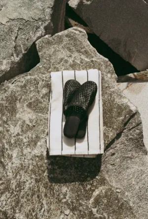 Badeschuhe auf einem Handtuch