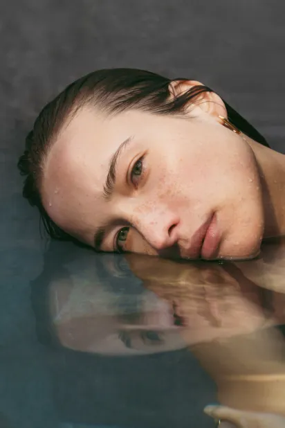 Portrait einer schönen Frau im Wasser