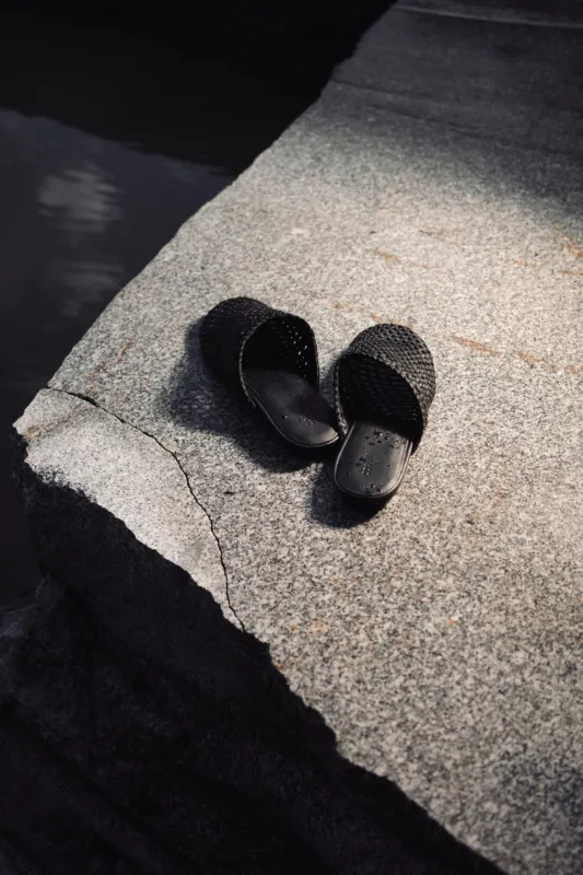 Badeschuhe auf einem Steinhintergrund