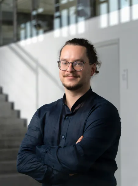 Businessportrait with a dark blue shirt